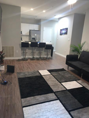 2 bedroom 2 bath close to night clubs and restaurants